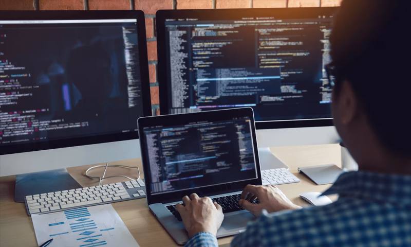 数据科学选型:R与Python如何赋能库伦旗网站建设?